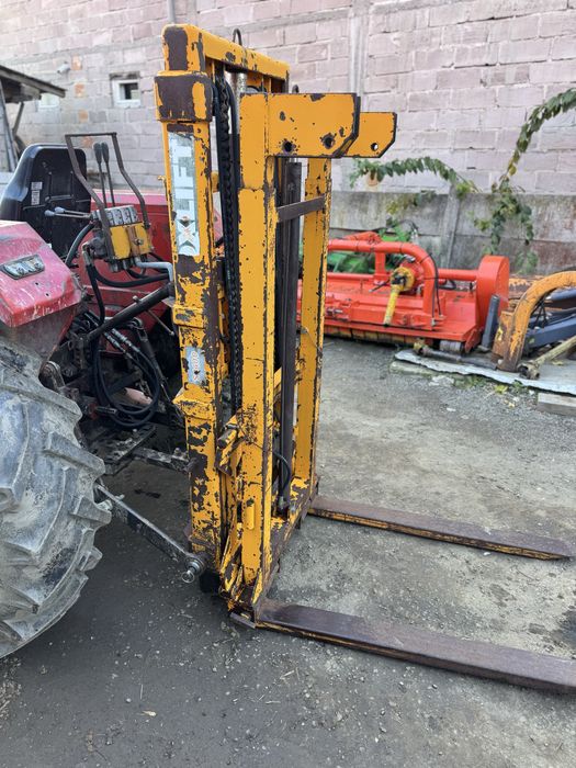 Stivuitor in tirantii tractorului