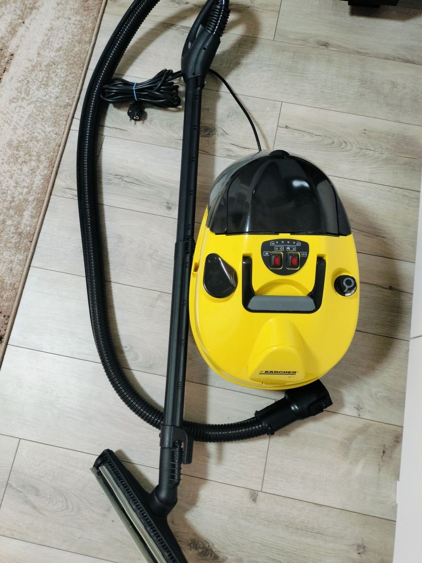 Aspirator Karcher SV 7  cu filtrare prin apa și pompa de aburi