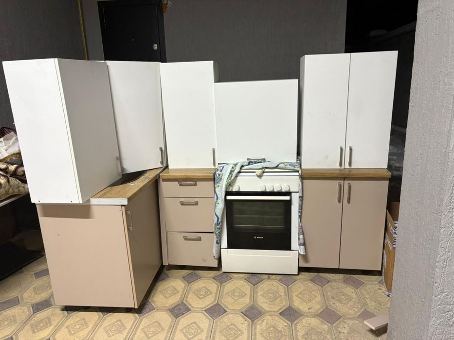 Кухонный гарнитур и газовая плита