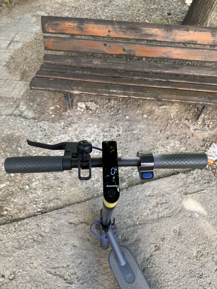 Продавам Електрическа тротинетка Xiaomi Mi Electric Scooter 3