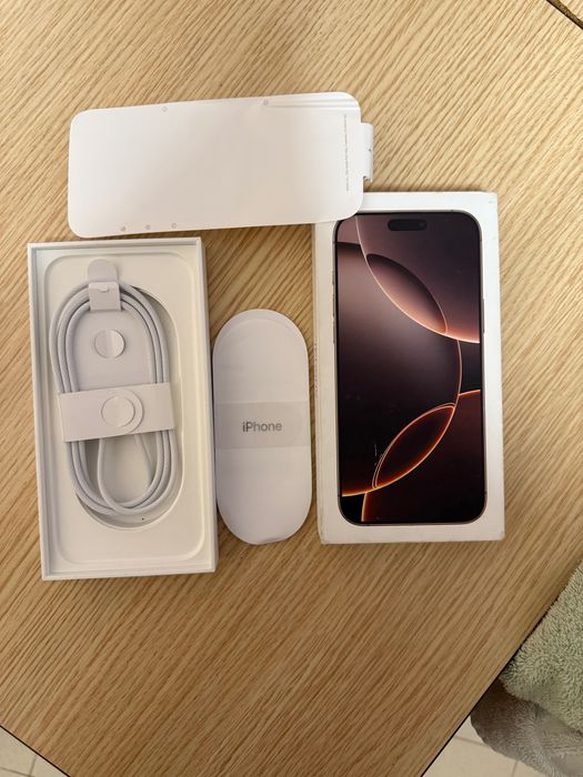 Продавам iPhone 16 Pro Max 256 в цвят десерт