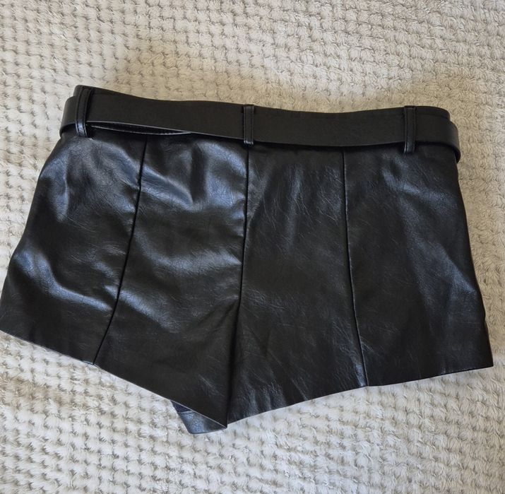 Кожени панталонки Bershka