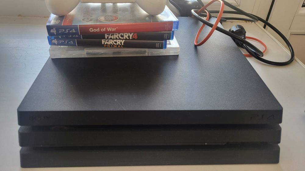 Плейстейшн 4, с джойстиком, играми