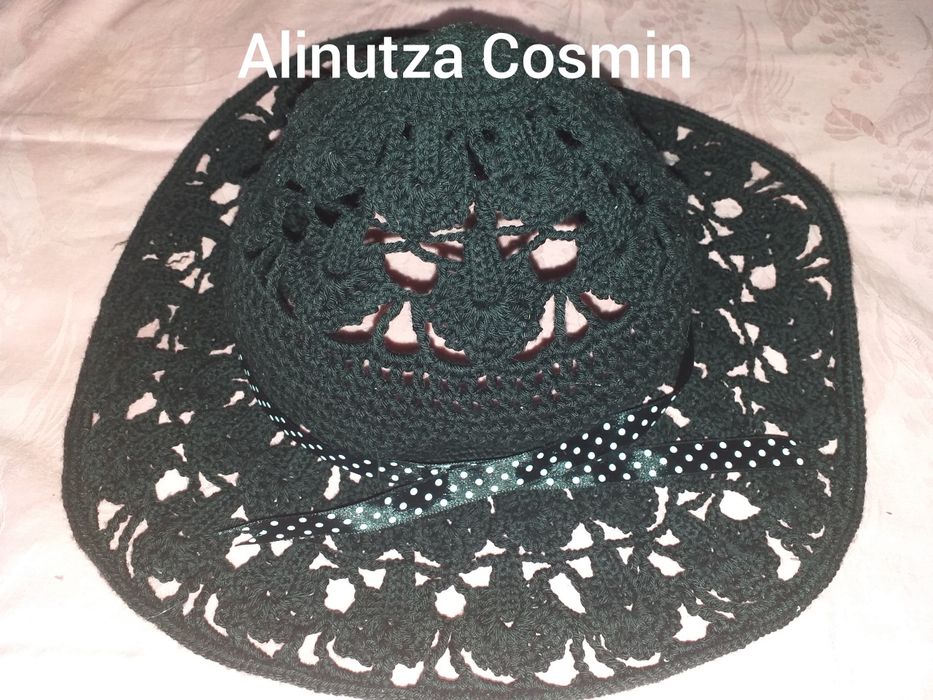 Vand pălării crosetate.