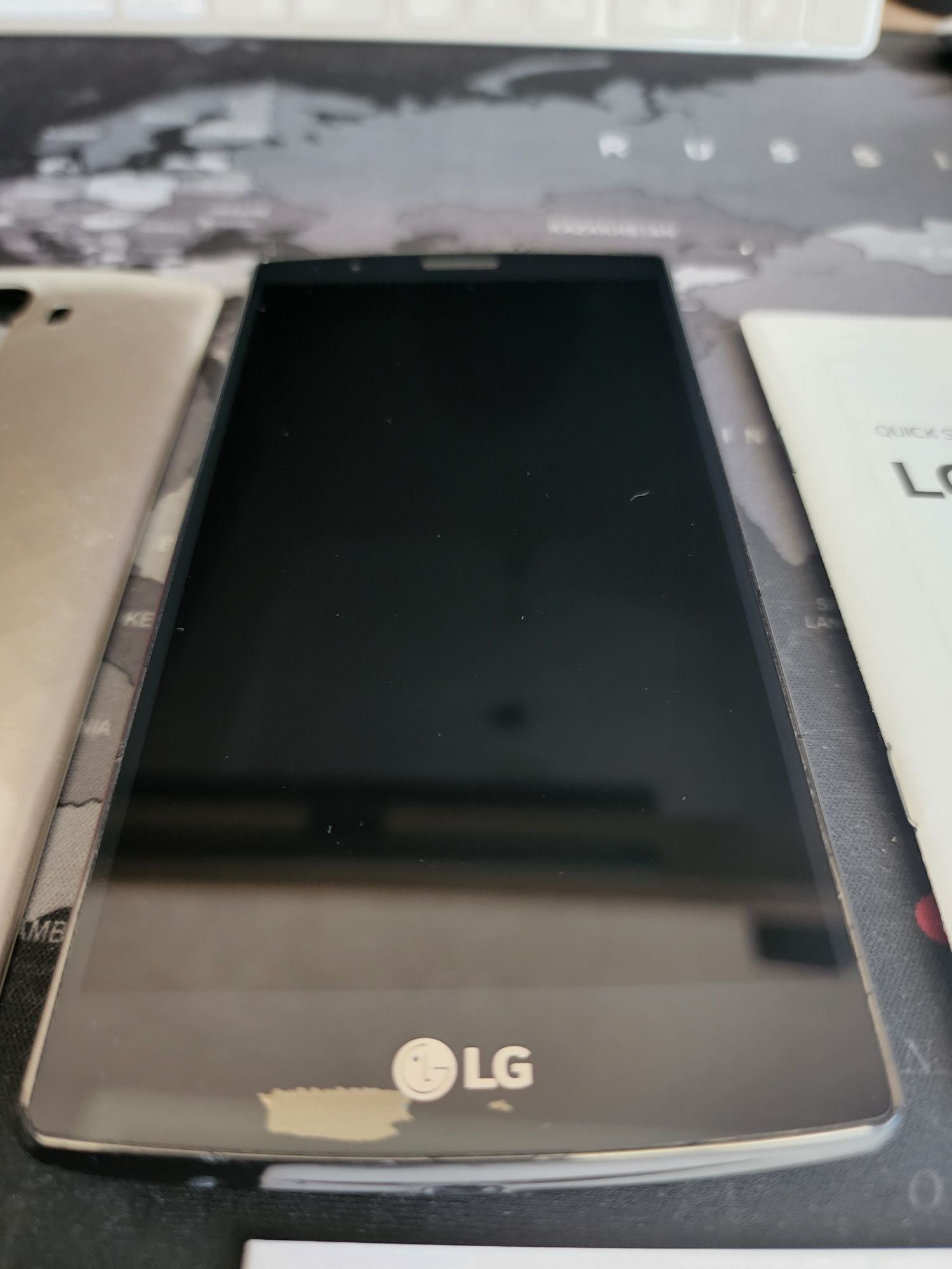 Телефон LG G4 в комплекте