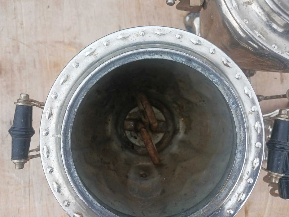 Продавам стари руски самовари