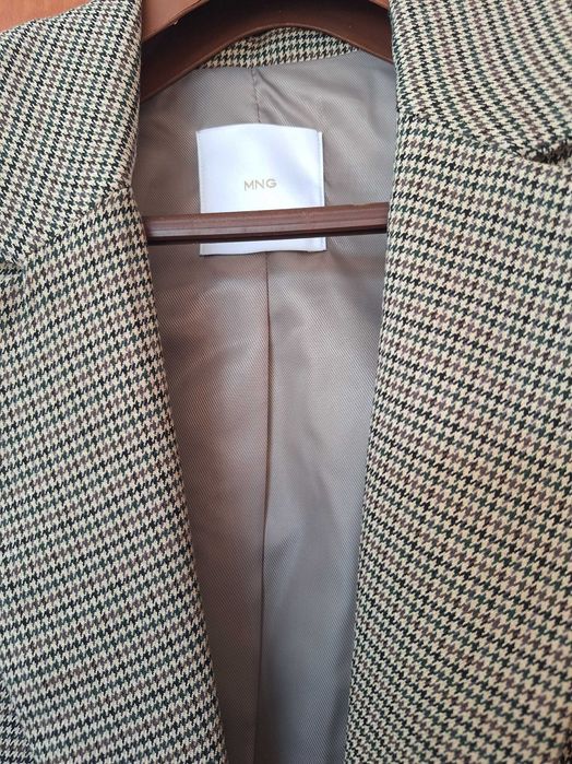 Актуално сако Mango