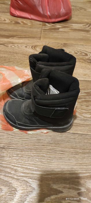 Ботуши номер 26 плюс подарък чифт ботуши