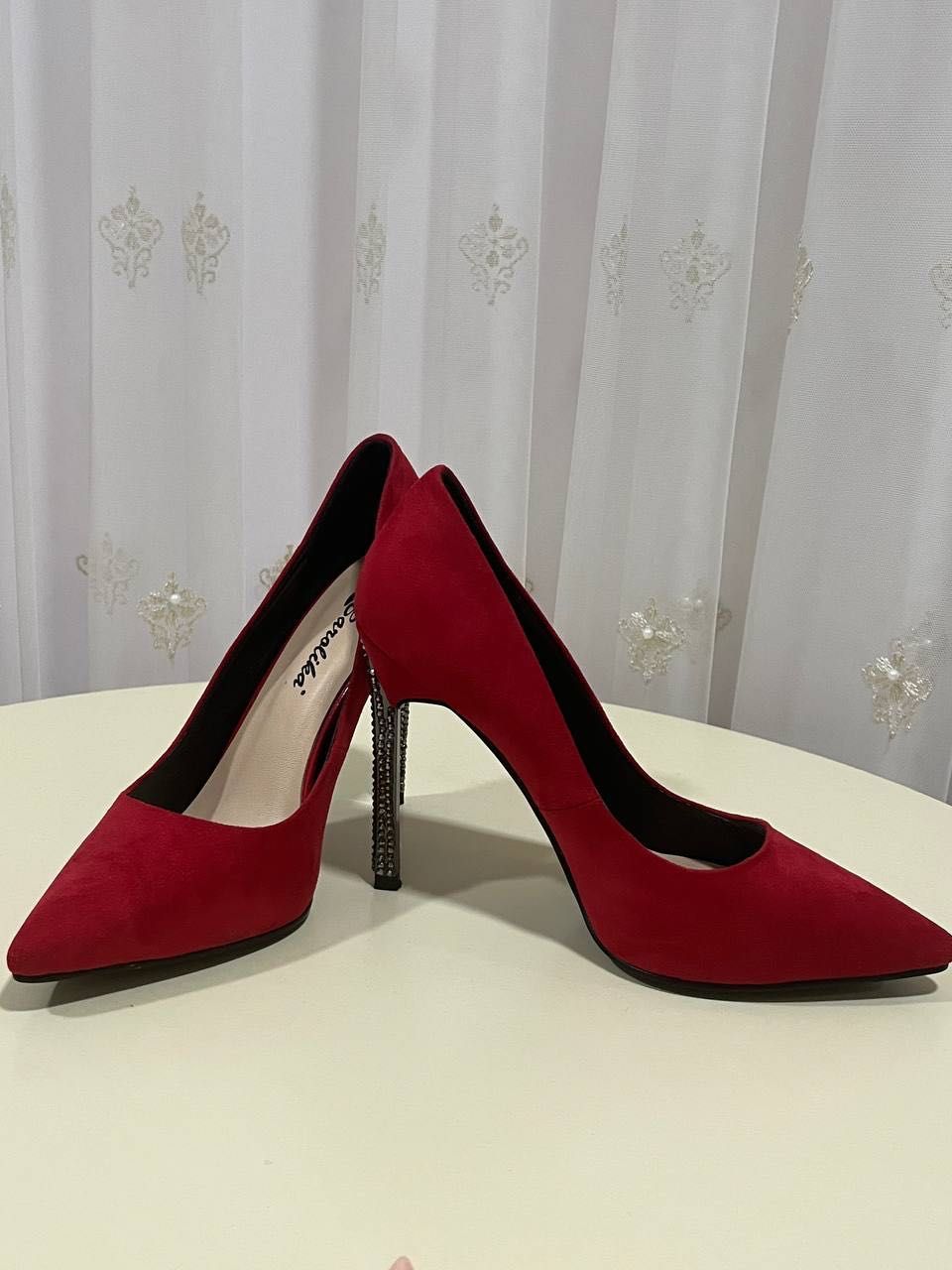 Новые красные туфли на каблуках