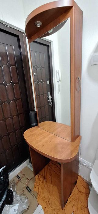 Косметический столик с Зеркалом и Шкафчиком.