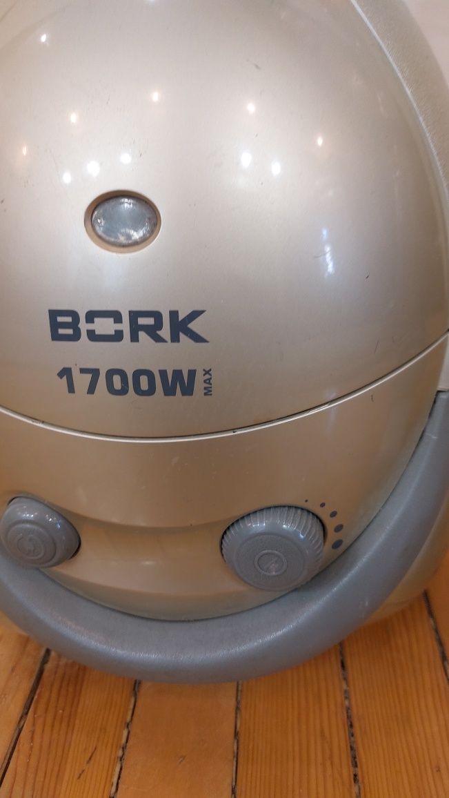 Пылесос марки BORK  1700W MAK