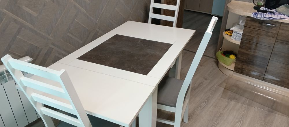 Обеденный стол со стульями