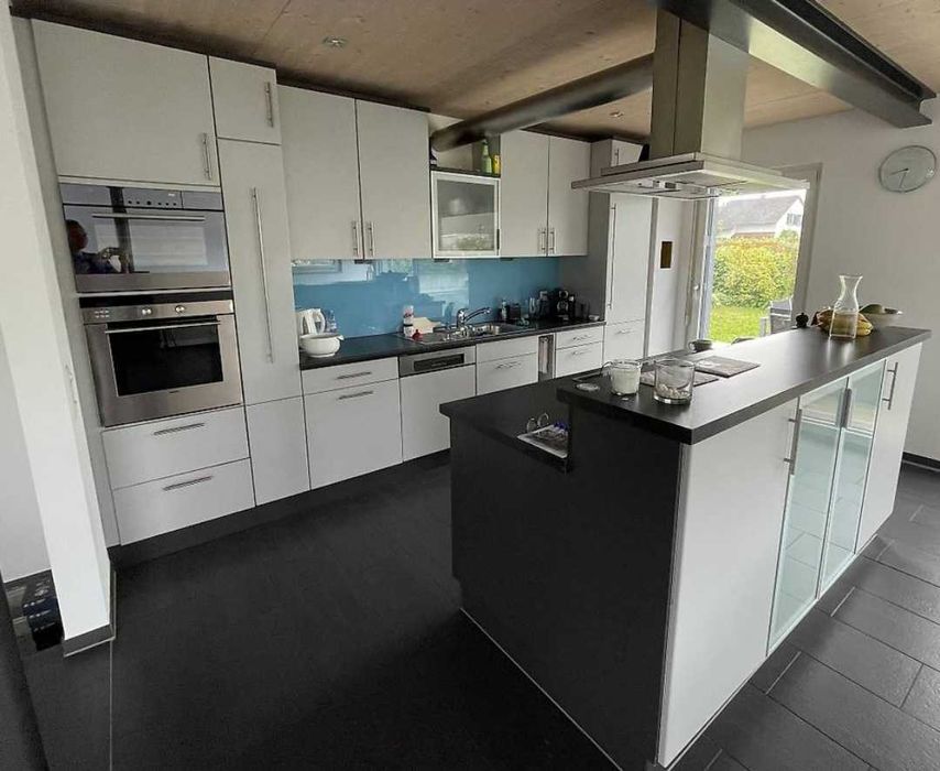 Mobilă de bucătărie +insulă de gătit