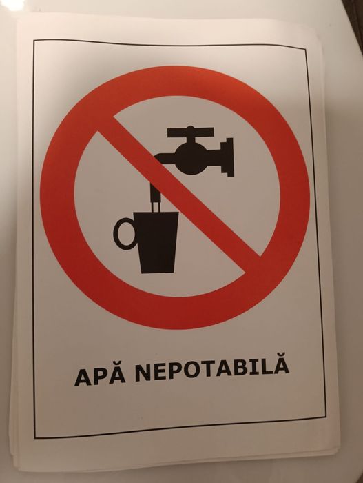 40 Autocolante mărime A4.  Apă nepotabilă. La 45 lei.