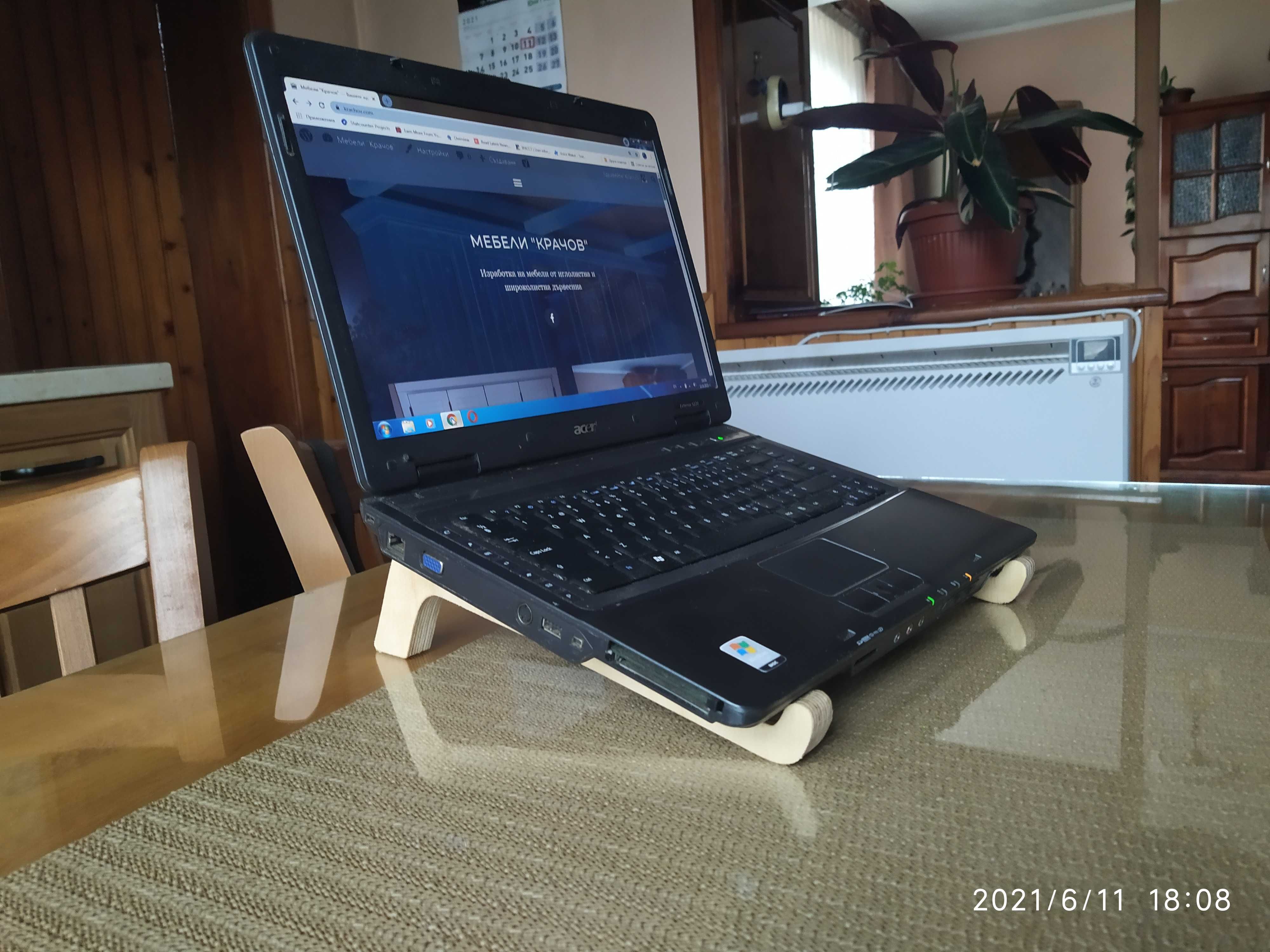 Дървена поставка / стойка за лаптоп