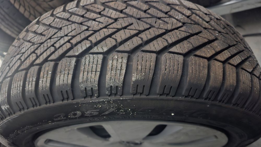 Зимни гуми Pirelli 205/55/16  с джанти и оригинални тасове - 520лв.
