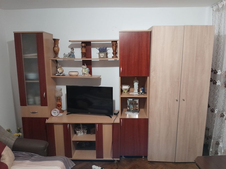 Vând mobila  compusa din comoda TV,2 dulapuri înguste și sifon