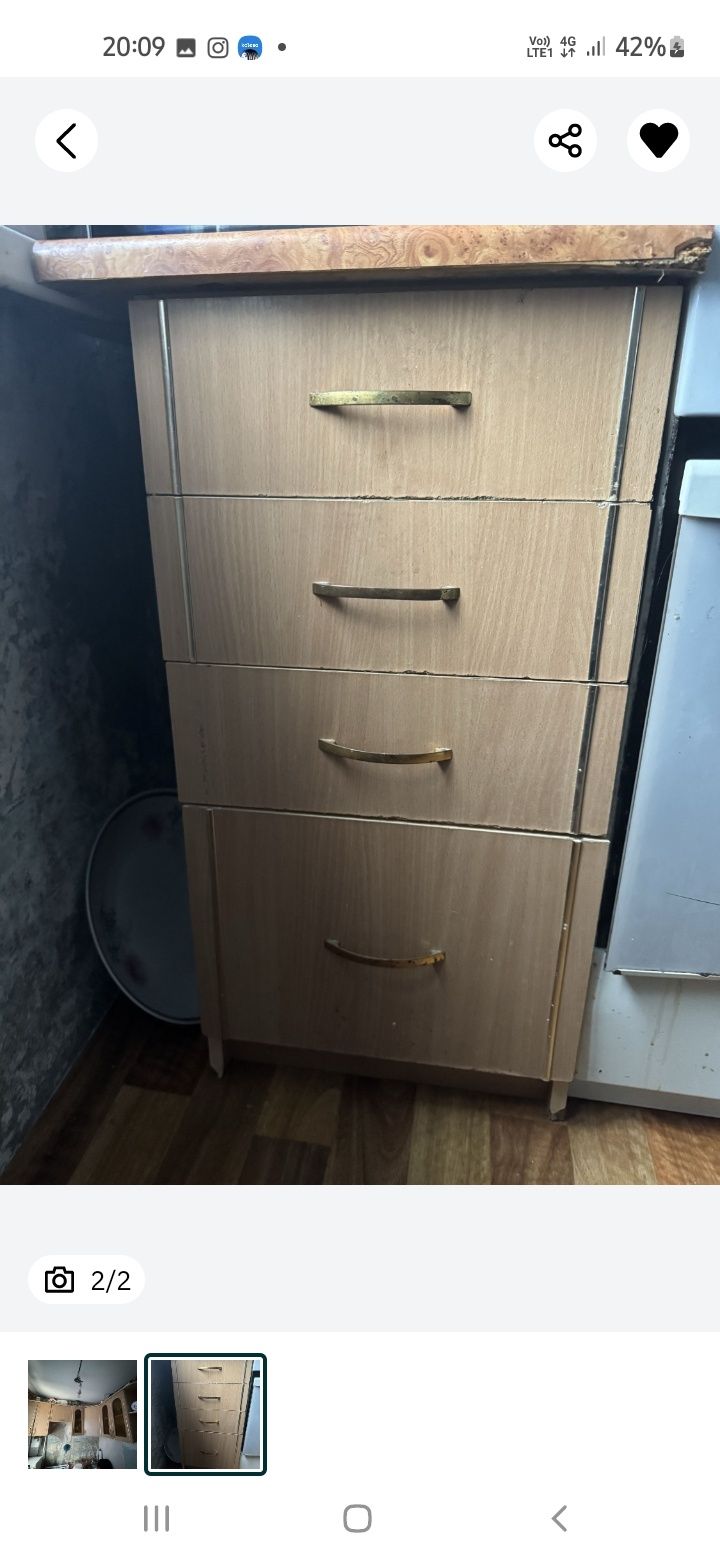 Кухня с вытяжкои и смесителем