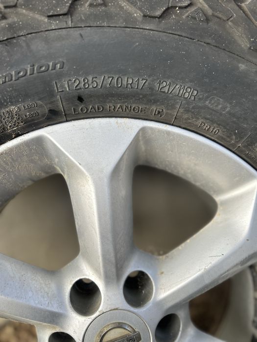 Гуми с джанти от Нисан навара 2008г.