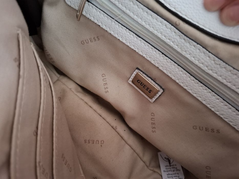 Бяла чанта Guess
