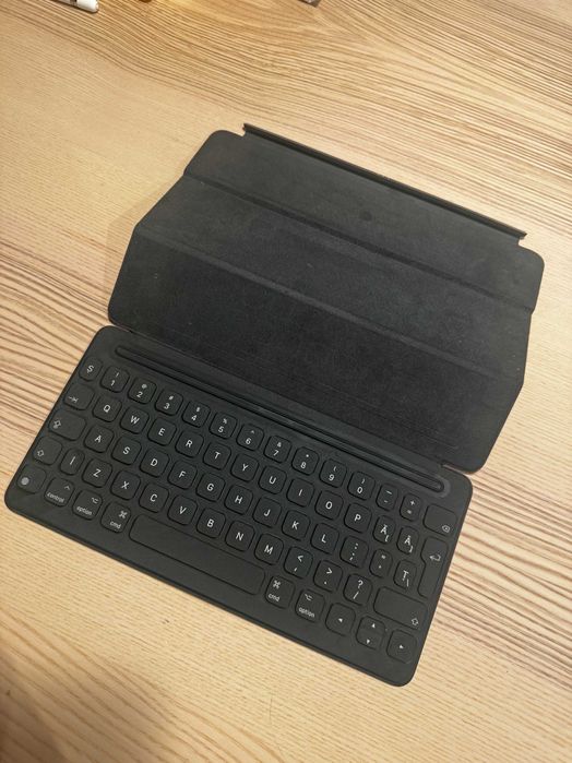 Husa cu tastatura pentru iPad 10.2” (2021) 9th Generation