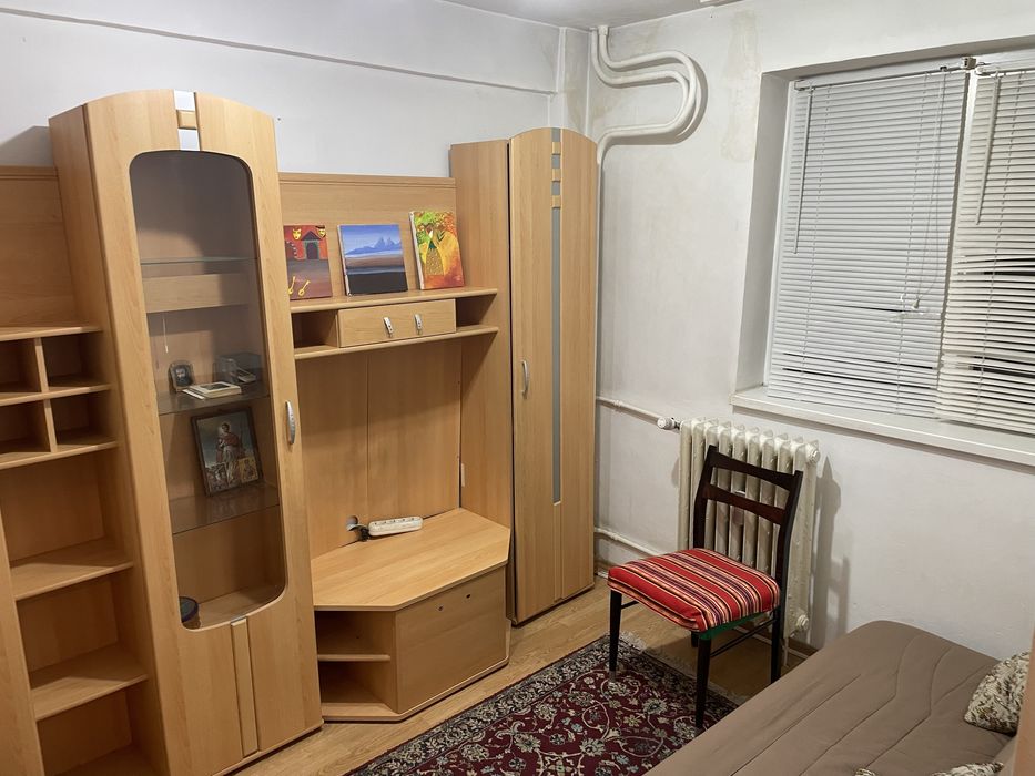 Inchiriez 1 camera in  apartament cu  4 camere zona teiul doamnei