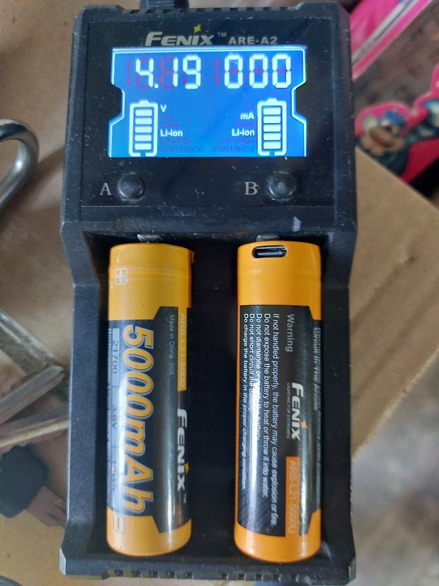 Зарядное устройство для феникс фонарик для любой размер батареи
