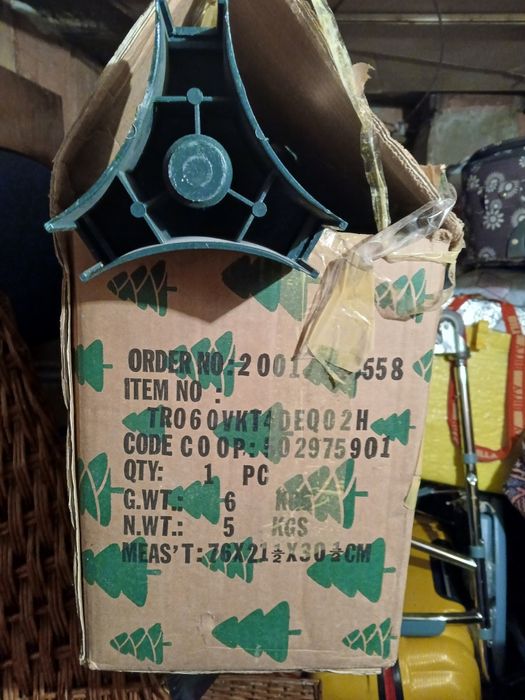 Изкуствена елха 180 см висока в  кашон .нсупер готина на 3 нива се сгл