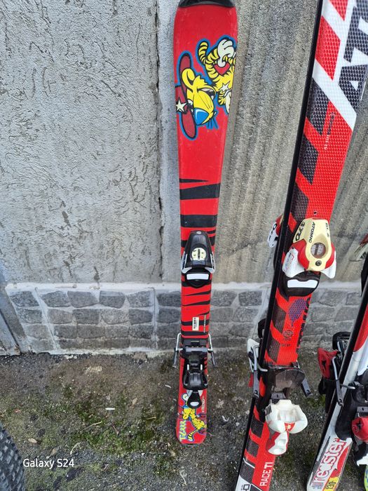 Vând schiurii diferite mărimi