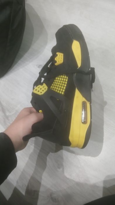 Продавам Jordan 4 retro