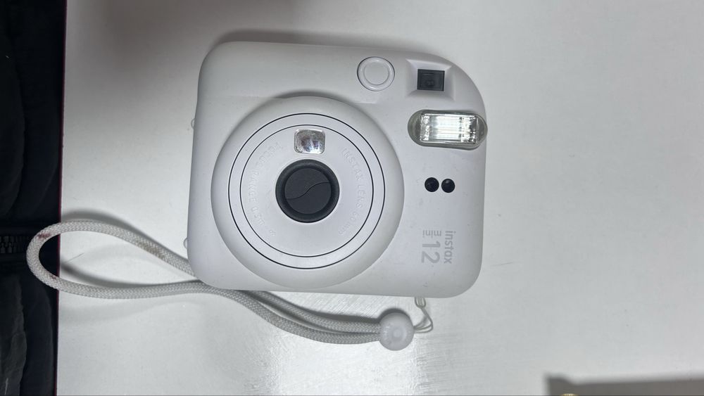 Продаю по низкой цене пленочную камеру Instax mini 12