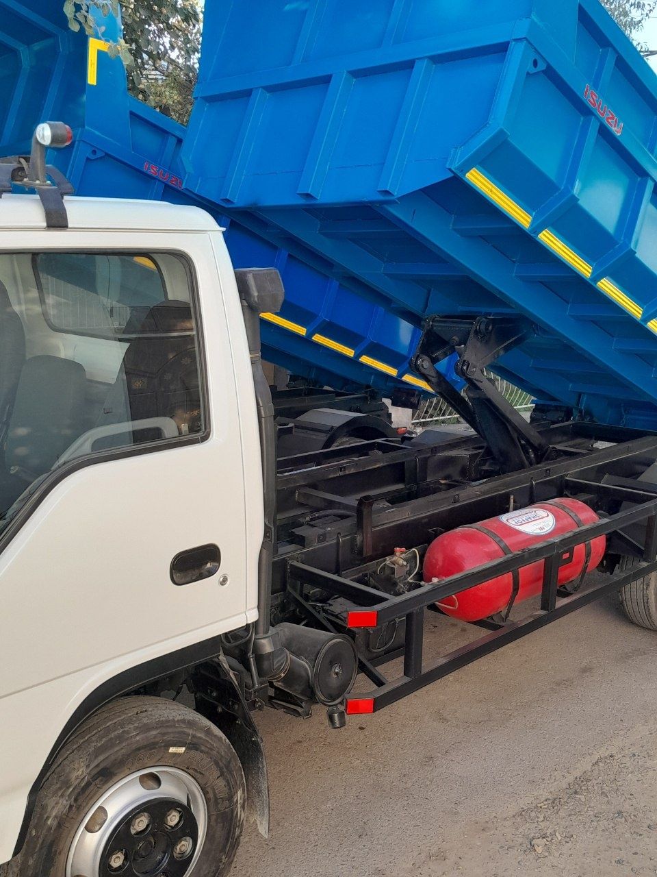 Isuzu samasval sotiladi