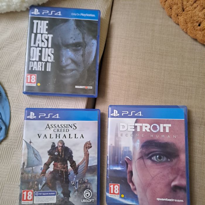 Ps4 pro 1t с 4 игри и 2 контролера