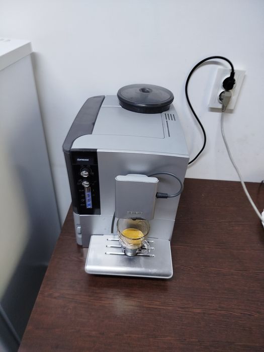 Expresor cu boabe de cafea și cafea măcinată