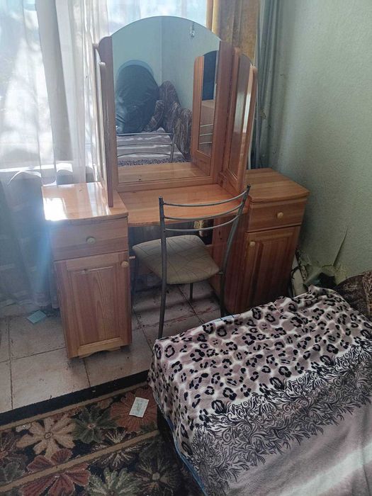 Тоалетка с две шкафчета