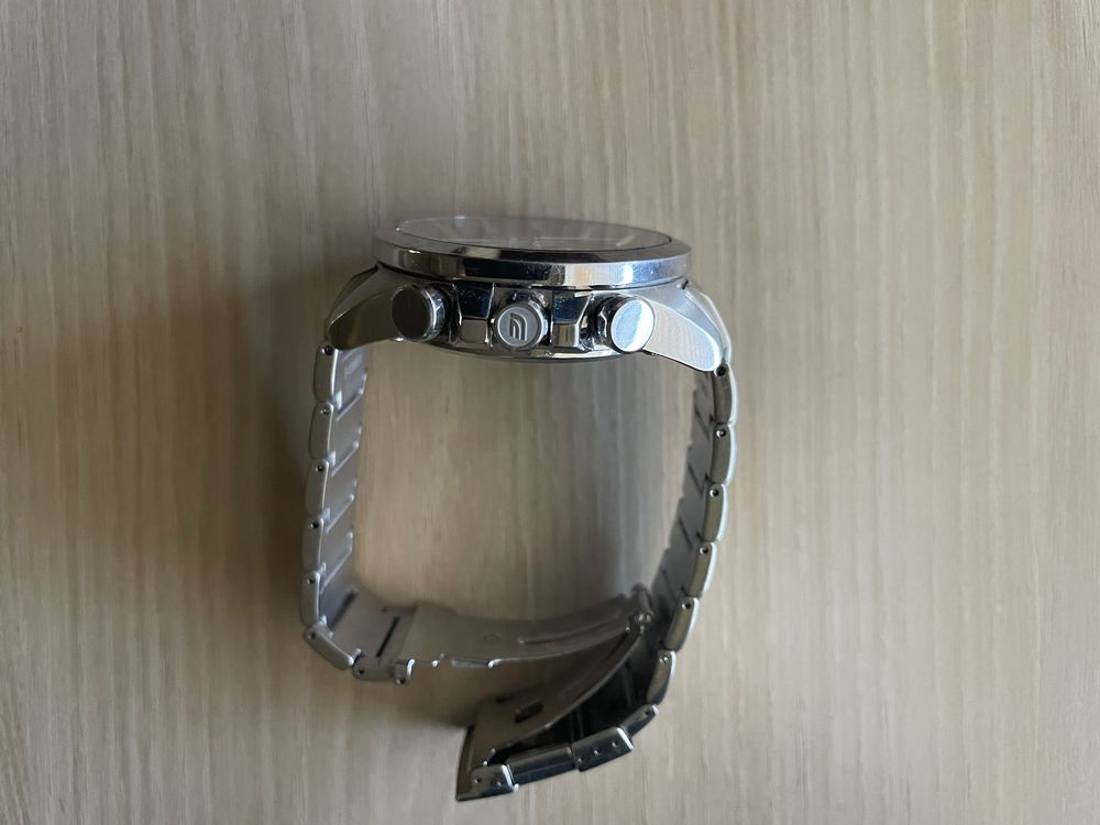 Часовник Casio Edifice EQB-500