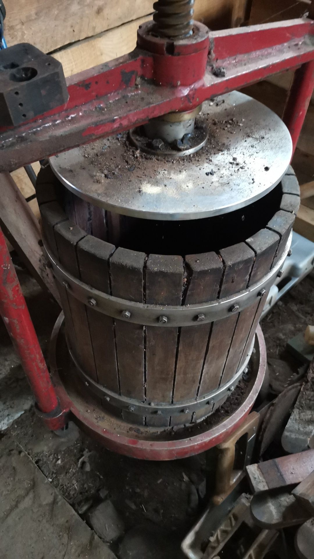 Vând sau schimb teasc cu moara cereale după tractor sau motopompa
