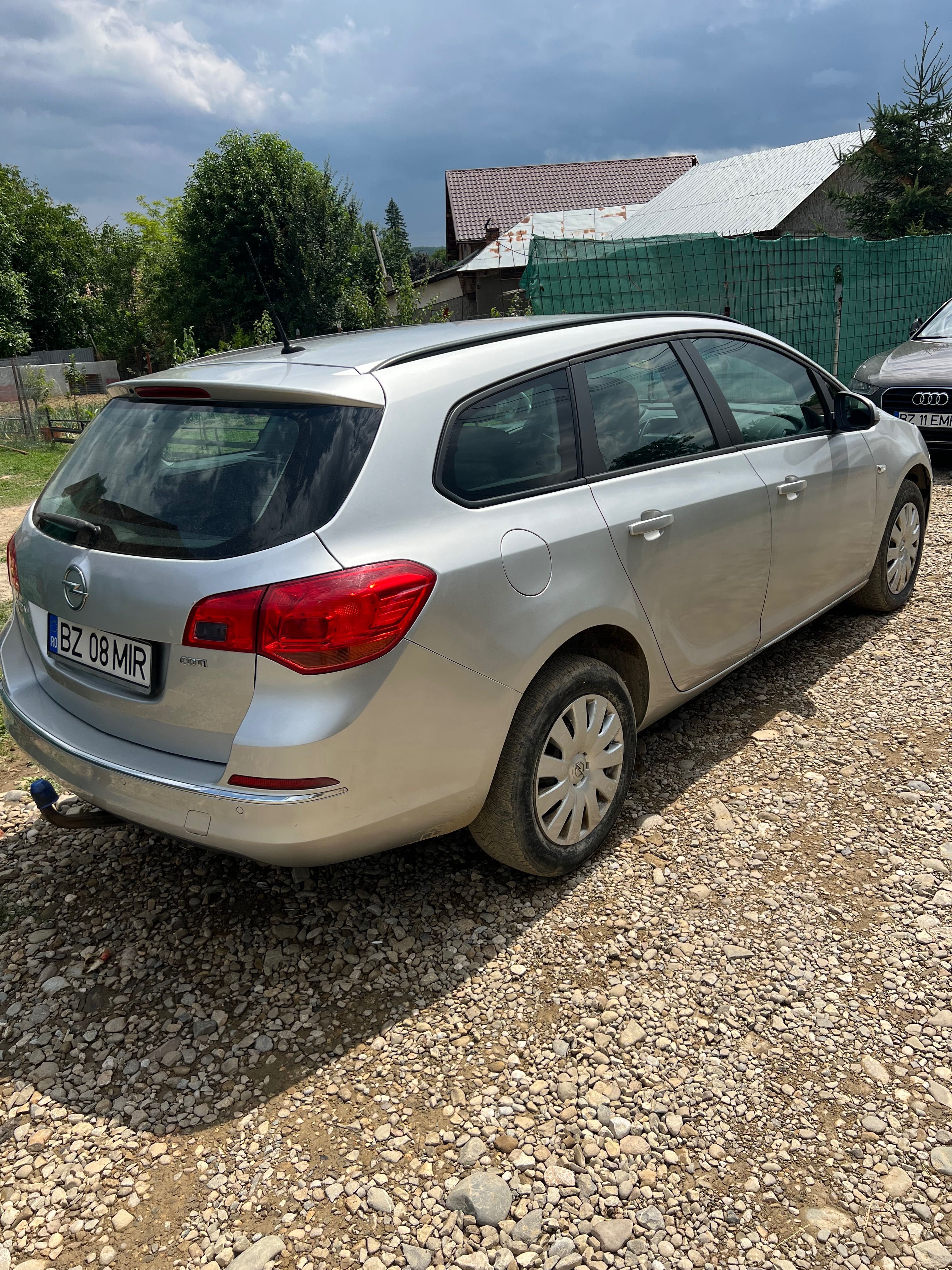 Vând Opel Astra J 2013