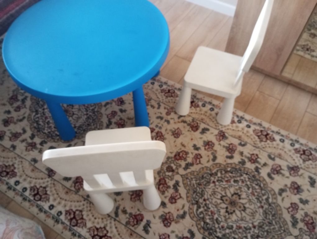 Продам детский стол и стулья