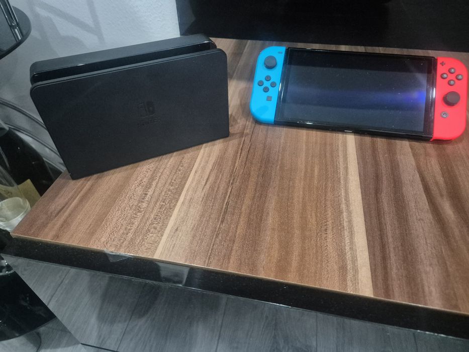 Vând Nintendo Switch  Oled