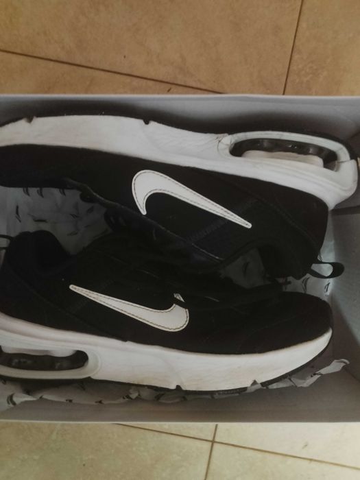 Продавам маратонки марка NIKE AIR MAX
