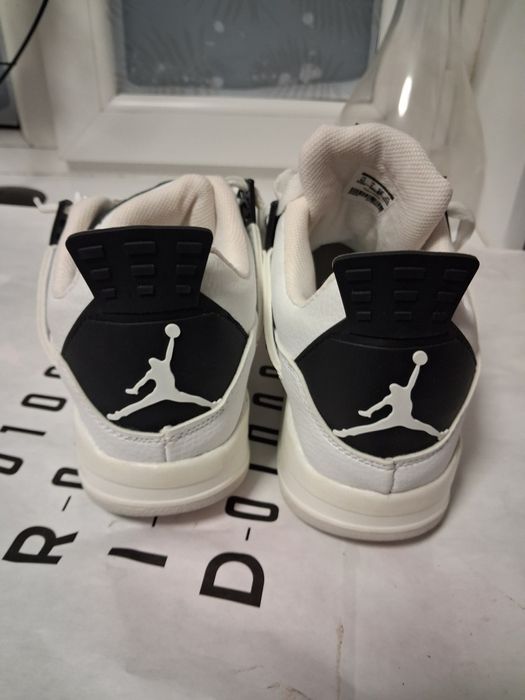 Adidași noi fără eticheta