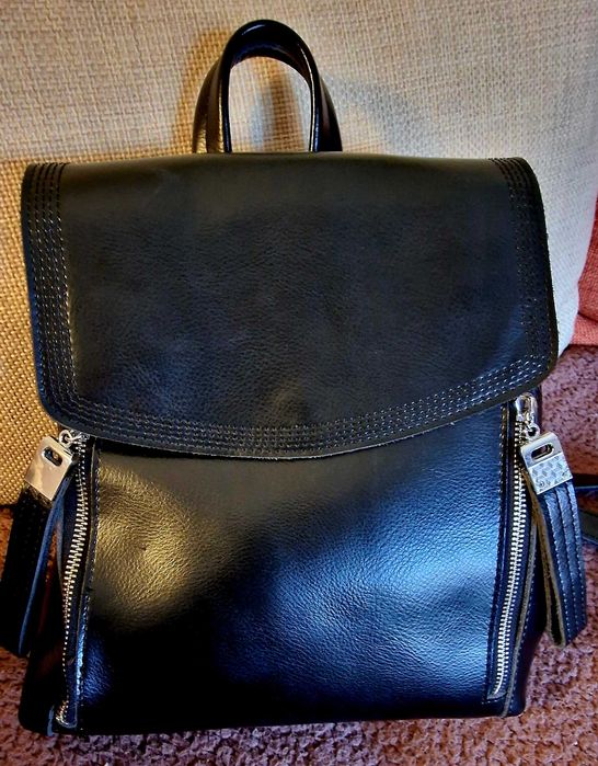 Дамска , черна , раница естествена кожа , с декоративни ципове.