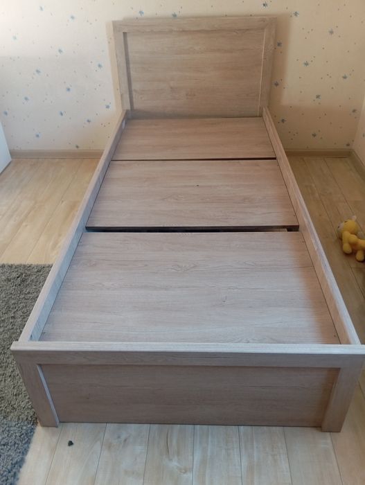 Одна спальный кровать .