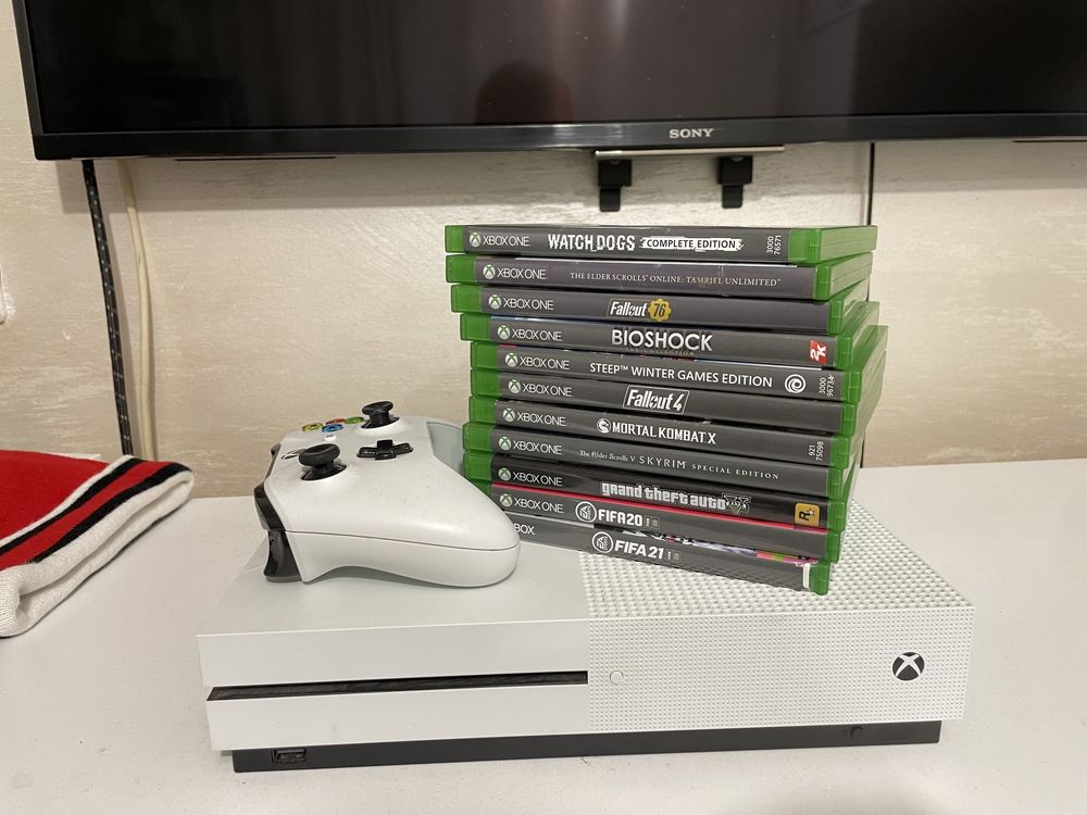 XBox One seria s x 10 jocuri in perfecta stare de funcționare