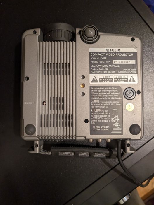 EXCLUSIV Proiectorul video compact FujiX P701