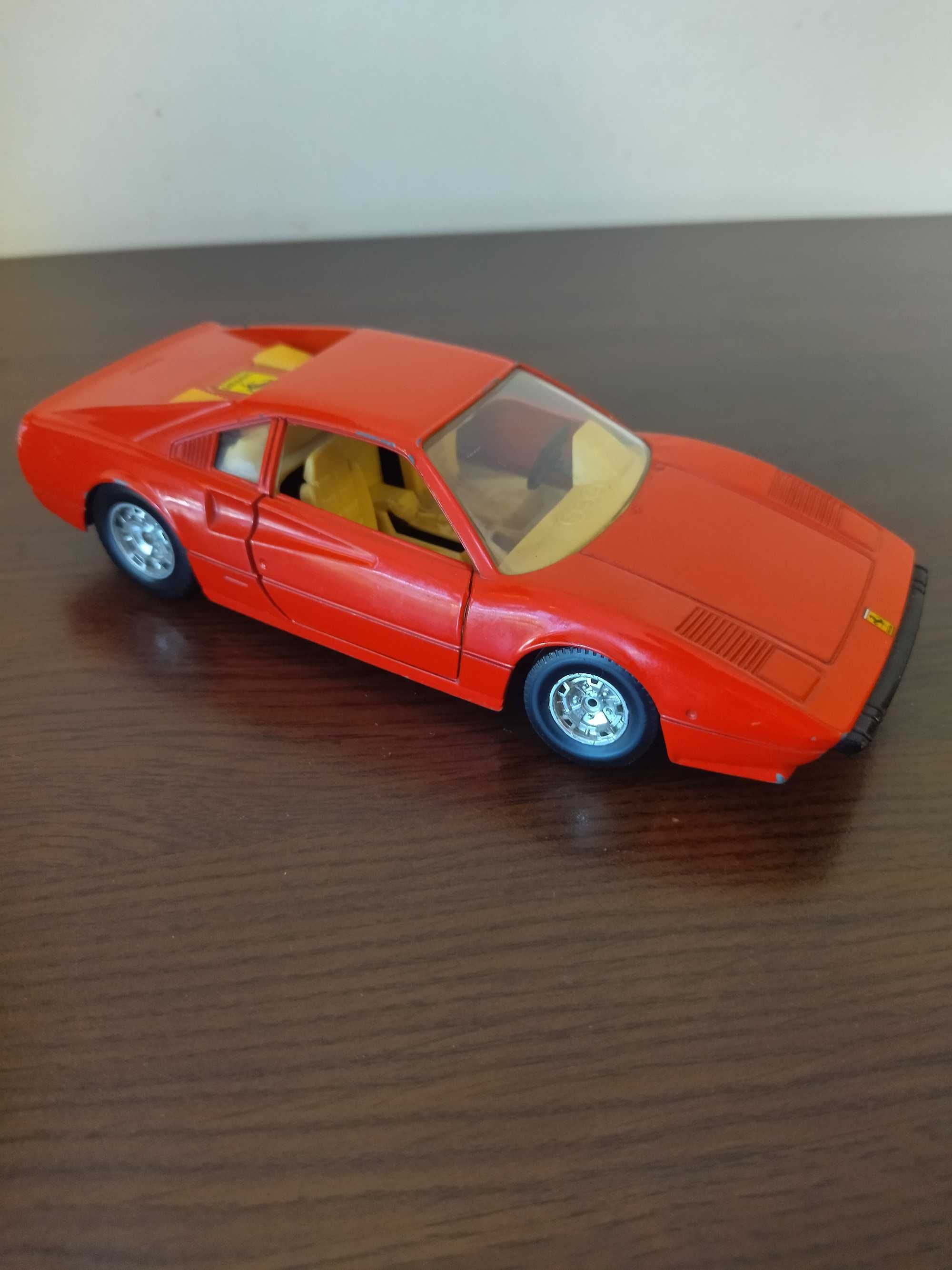 Продавам количка(метална) Bburago Ferrari 308 GTB 1/24