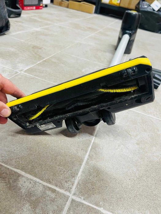 Aspirator vertical Karcher VC 6 Cordless OurFamily 250 W, duza LED