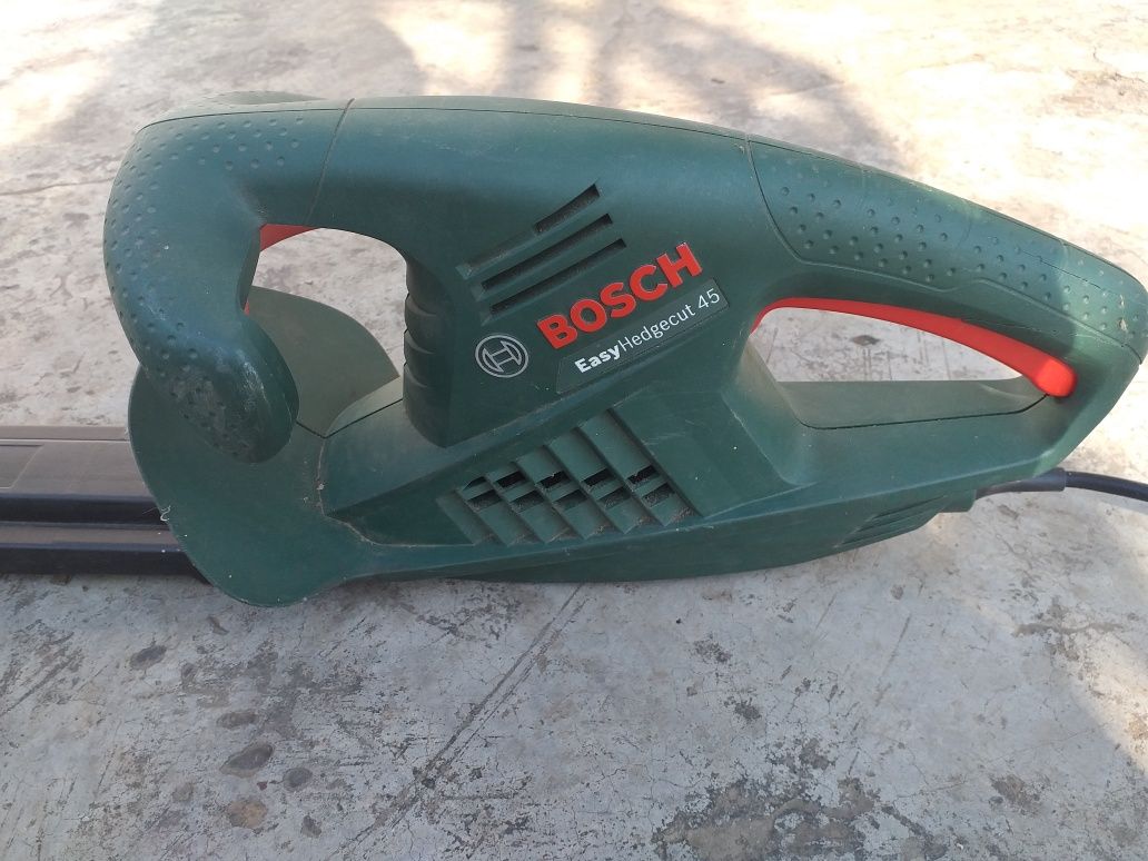 Trimăr marca Bosch, pt tuns tuia, 45 cm.