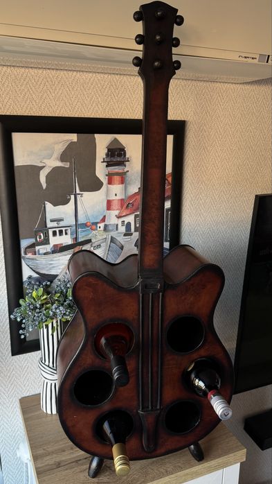 Дървена стойка за вино китара